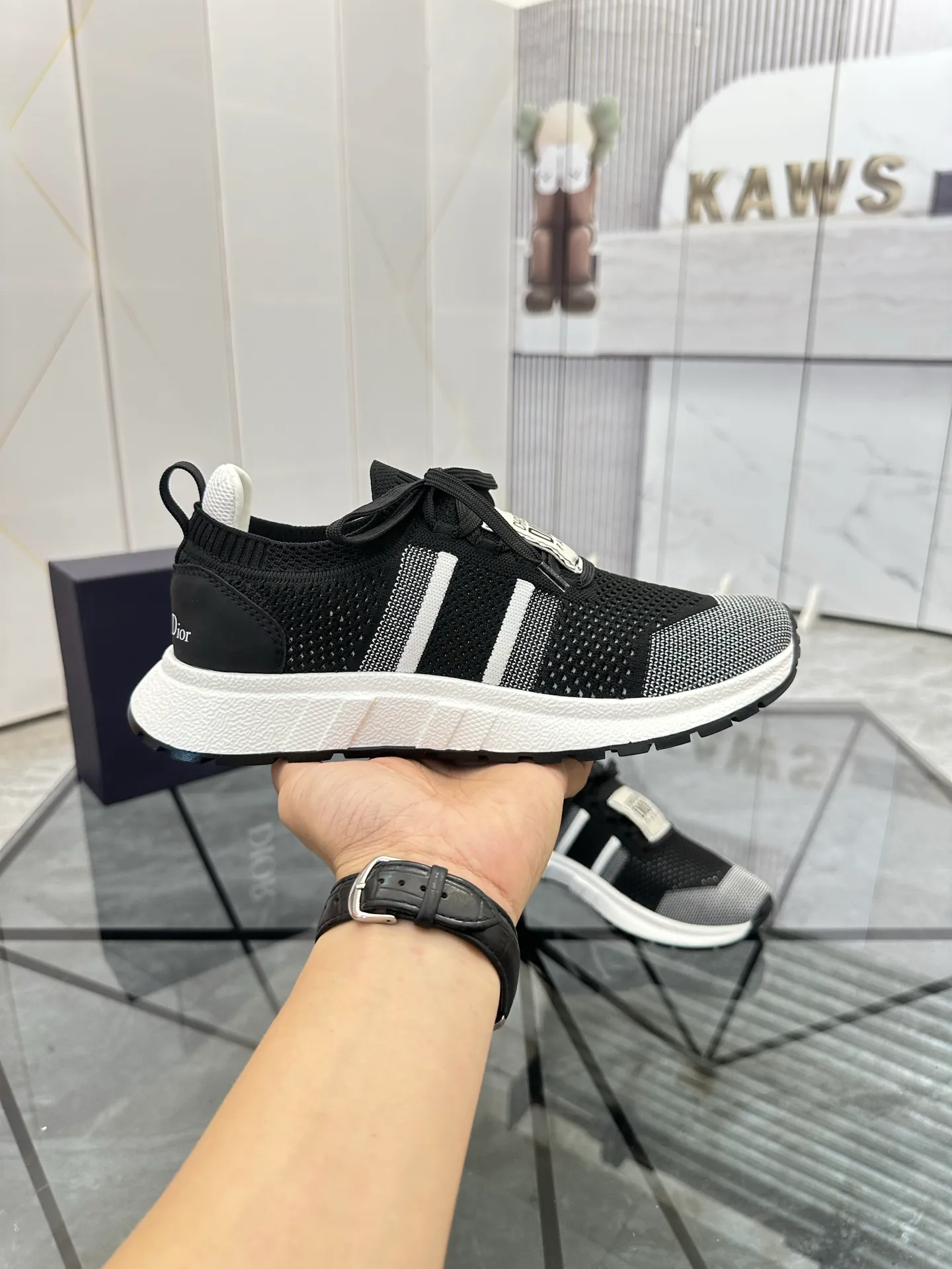 Selling men's shoes 💰: 💰P400¥ Product trademark: Dior* "Dior*" low-top casual shoes Regular size: 38-44 (can be customized to 45) Product materials: Imported breathable fly knit upper, breathable lining, original outsole. Number: 558
